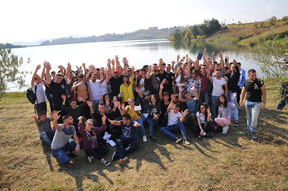 Gjimnazistët e LRI, piknik buzë liqenit të Farkës