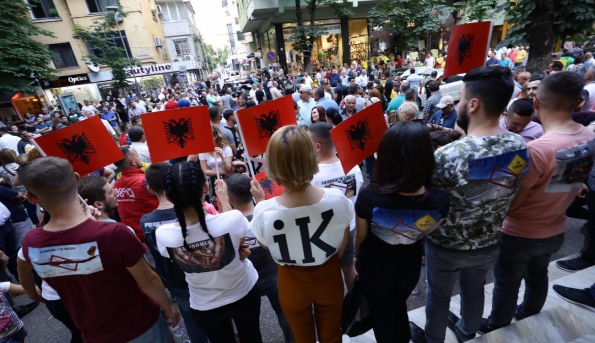 FOTOLAJM/Sot shqiptarët protestojnë! LRI godet me mesazhin për protestën!