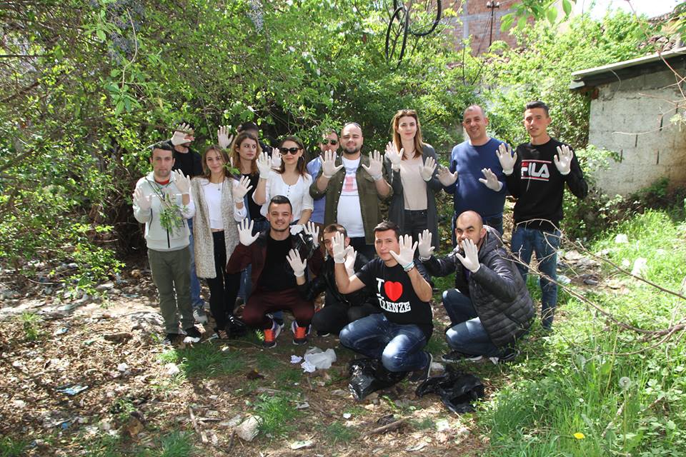 “Trashtag Albania”, të rinjtë e LRI Njësia 8 i bashkohen nismës për të pastruar Shqipërinë